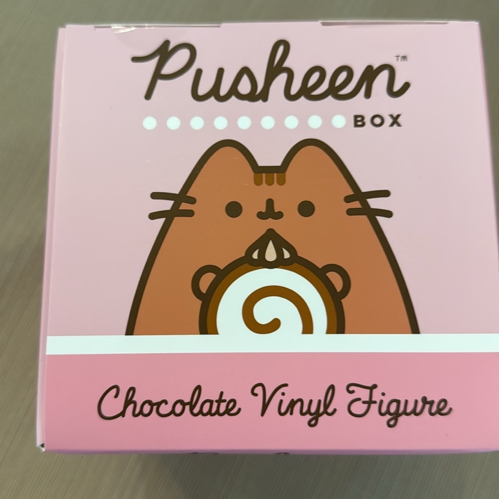 Pusheen Macaron Summer Box with Pusheen Macaron sweater - Picture 5 of 7